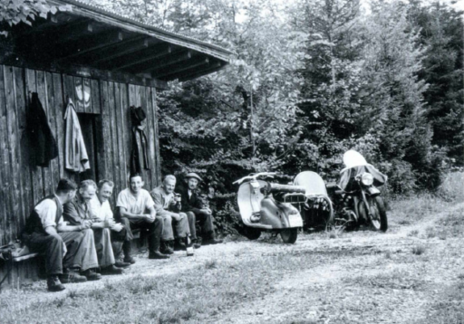 Waldarbeiter bei einer Pause vor der Waldhütte im äusseren Wald